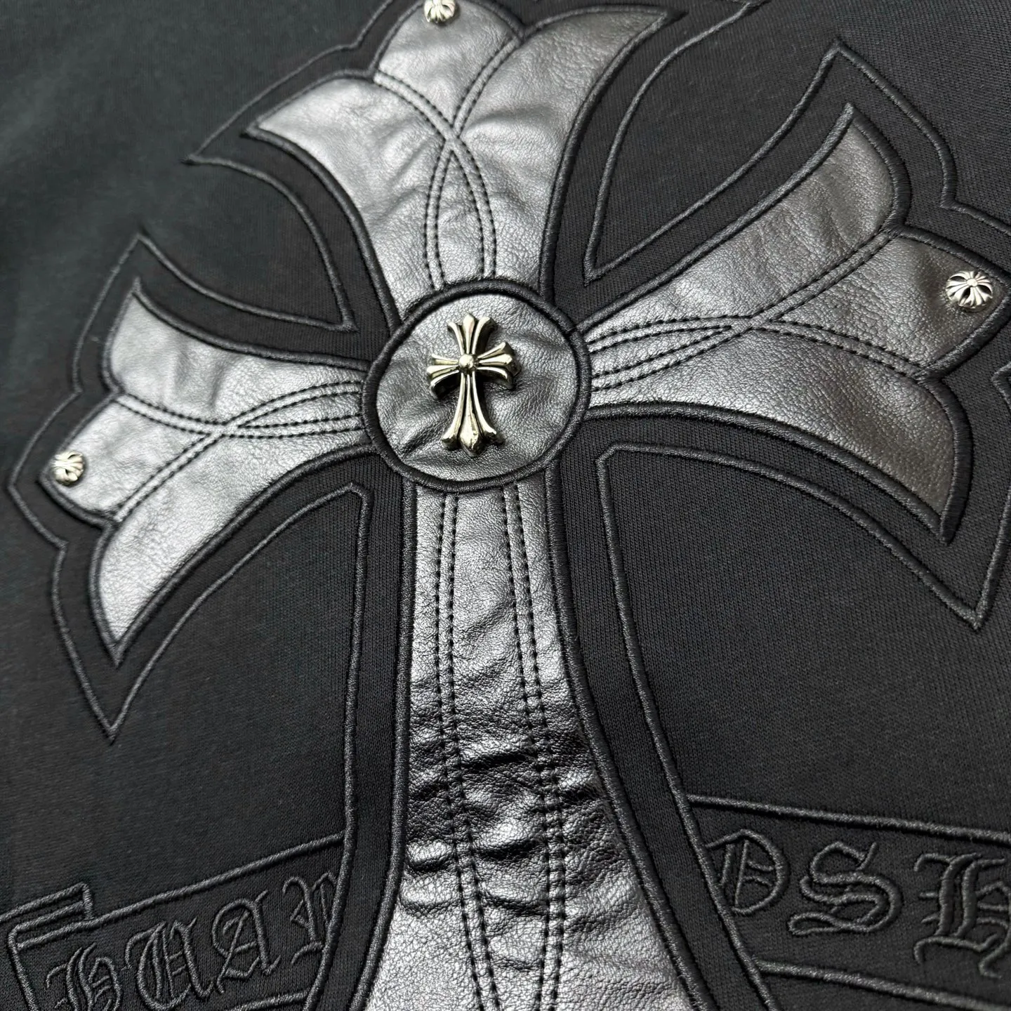 P330 Chrome Heart patchwork leather rivet heavy embroidery hooded jacket ChromeHearts counter same style Hat thousands of needles heavy embroidery letters Original custom hardware zippers The details are restored in place Very textured on the handle Three-dimensional and atmospheric Versatile and easy to wear in autumn Simple and elegant Using the os version The upper body effect is great Suitable for all body types Soft and comfortable Front CH Sanskrit embroidered letters ➕ Back horseshoe Sanskrit large leather label Small mark on the hem Machine washable No fading, no deformation, complete accessories, original mold opening, perfect restoration of zp 2:1, same style for men and women, versatile and easy to match, size s m l xl color black